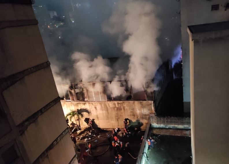 EN VIDEO: Bomberos siguen combatiendo incendio en Cine Citta a medida que se reavivan las llamas