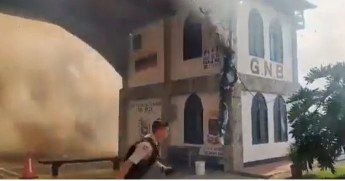 VIDEO: Registraron aparatoso incendio en sede de la GNB en La Colonia Tovar #14Ene