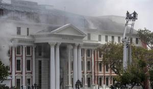 VIDEOS: Se reactivó el incendio que arrasó una parte del parlamento de Sudáfrica