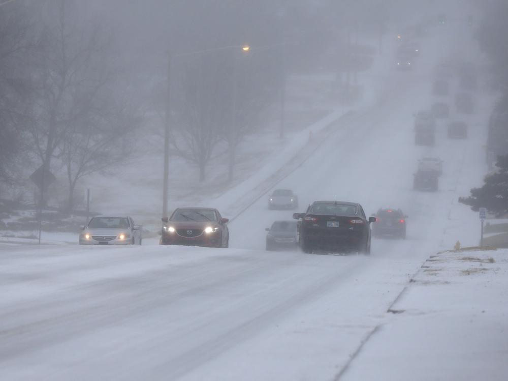 EEUU enfrenta los embates de severa tormenta invernal: decenas de accidentes y vuelos cancelados