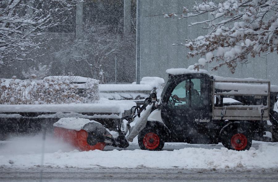 Tormenta invernal  “Oaklee” con fuertes nevadas avanza hacia el este en EEUU