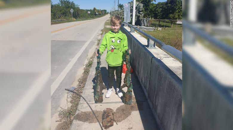 Asombro en Florida: Llevó a su nieto a pescar con imanes y descubrieron algo totalmente inesperado