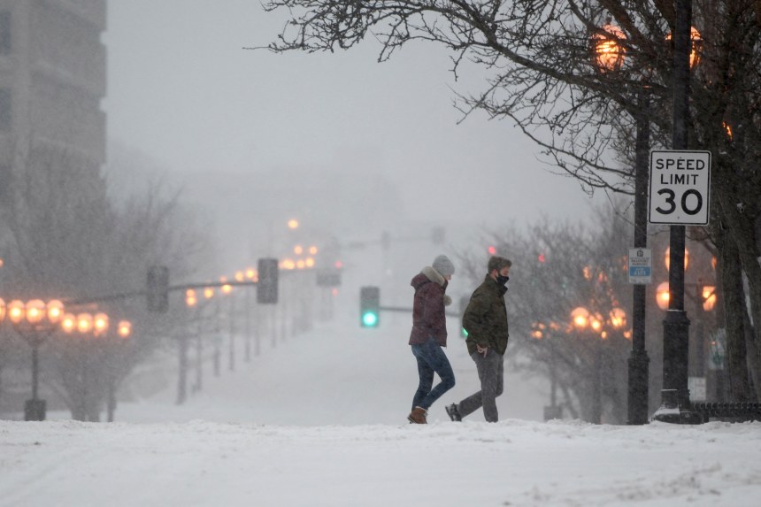 Tormenta de nieve mortal: EEUU sufre los embates del temporal mientras miles de hogares quedan a oscuras