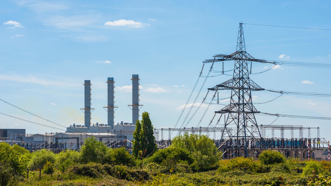 “En imágenes”: Fuertes vientos provocados por la tormenta Eunice derriban una torre en una central eléctrica en Reino Unido