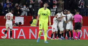 Sevilla metió presión al Real Madrid con su victoria sobre Elche