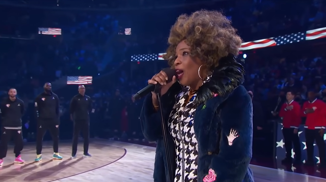 LeBron James no aguantó la risa durante la interpretación de Macy Gray en el Juego de Estrellas (VIDEO)