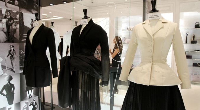 La historia detrás de la icónica chaqueta Bar de Dior que cumple 75 años