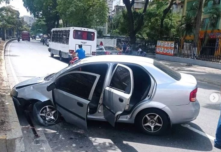 Perdieron el control de su vehículo tras una discusión y acabaron heridos en El Valle