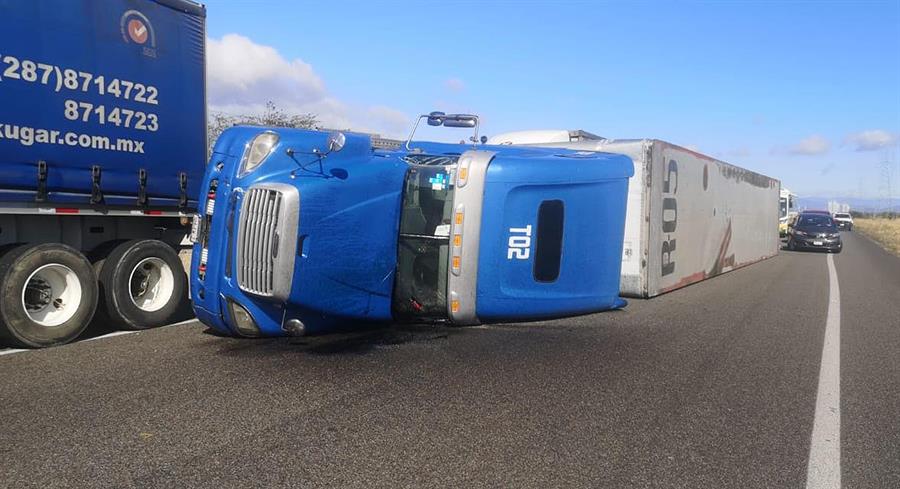 Fuertes ráfagas de viento vuelcan ocho tráileres en México (Fotos)