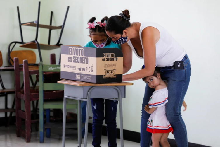 Conteo de votos en Costa Rica avanza a la espera de primeros resultados oficiales