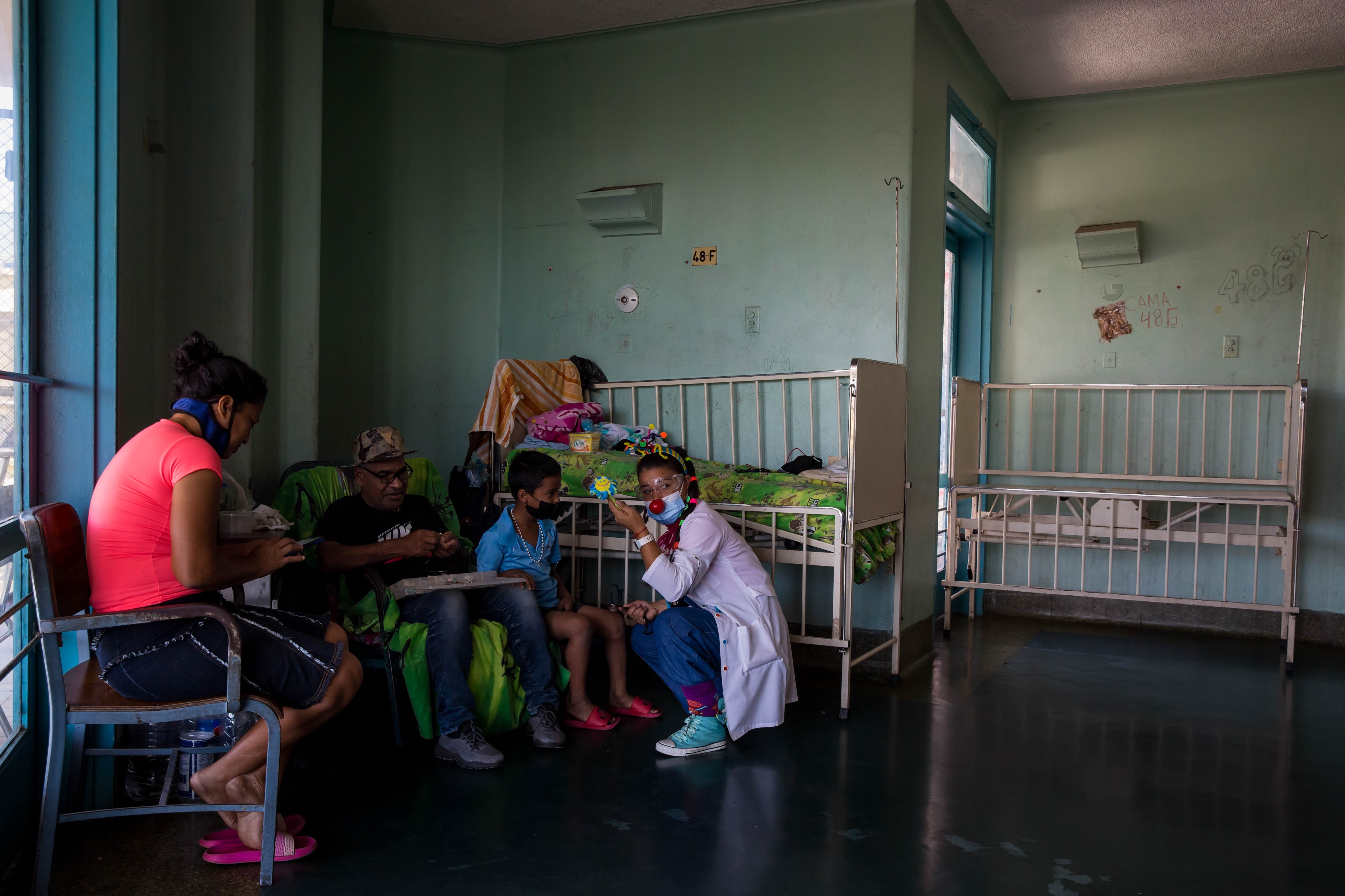 Los payasos de hospital pintan una sonrisa a la crisis sanitaria venezolana (Fotos)