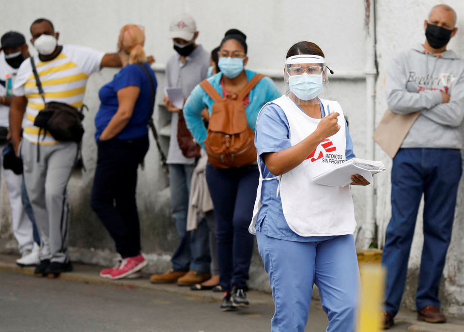 Contagiados y médicos exhaustos reciben orientación psicológica en hospitales de Venezuela