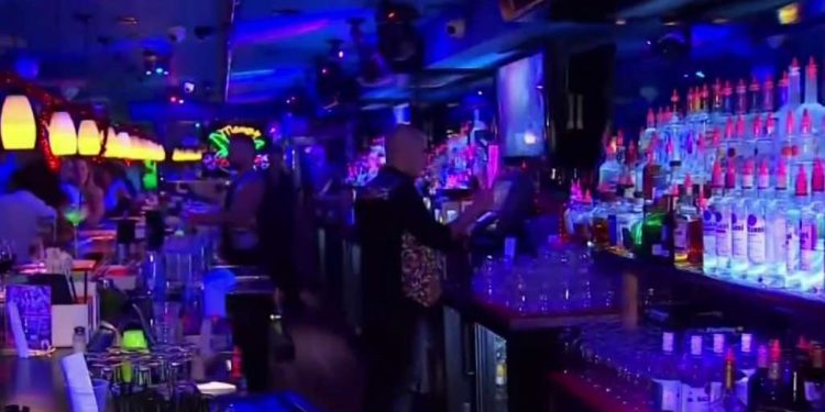 Miami Beach pone en marcha nueva medida para restringir la venta de alcohol