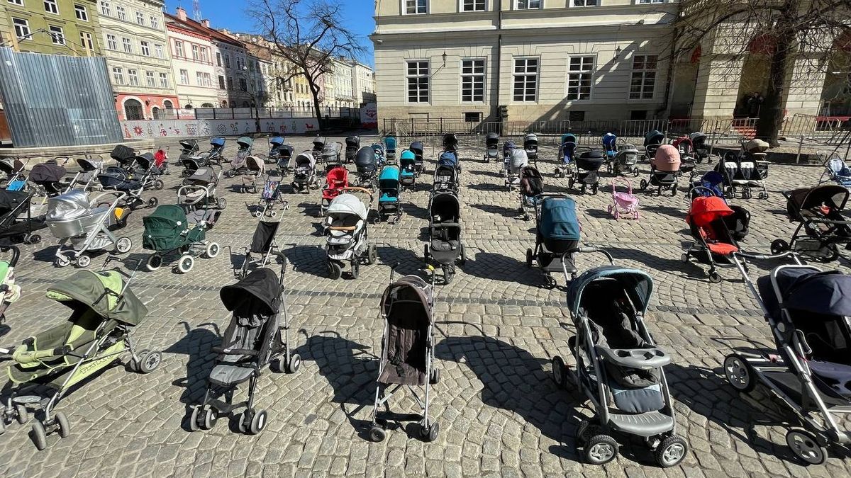 Ubican 109 coches en plaza de Ucrania para conmemorar a cada niño asesinado por fuerzas de Putin (FOTOS)