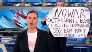Detuvieron a la periodista rusa que protestó en una transmisión en vivo contra la invasión de Putin a Ucrania