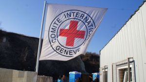 Civiles de Ucrania deben ser evacuados a “zonas seguras”, aseguró la Cruz Roja