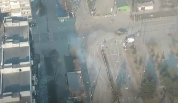 EN VIDEO: Así escapa un soldado ruso del brutal ataque con misiles que dejó su tanqueta en llamas