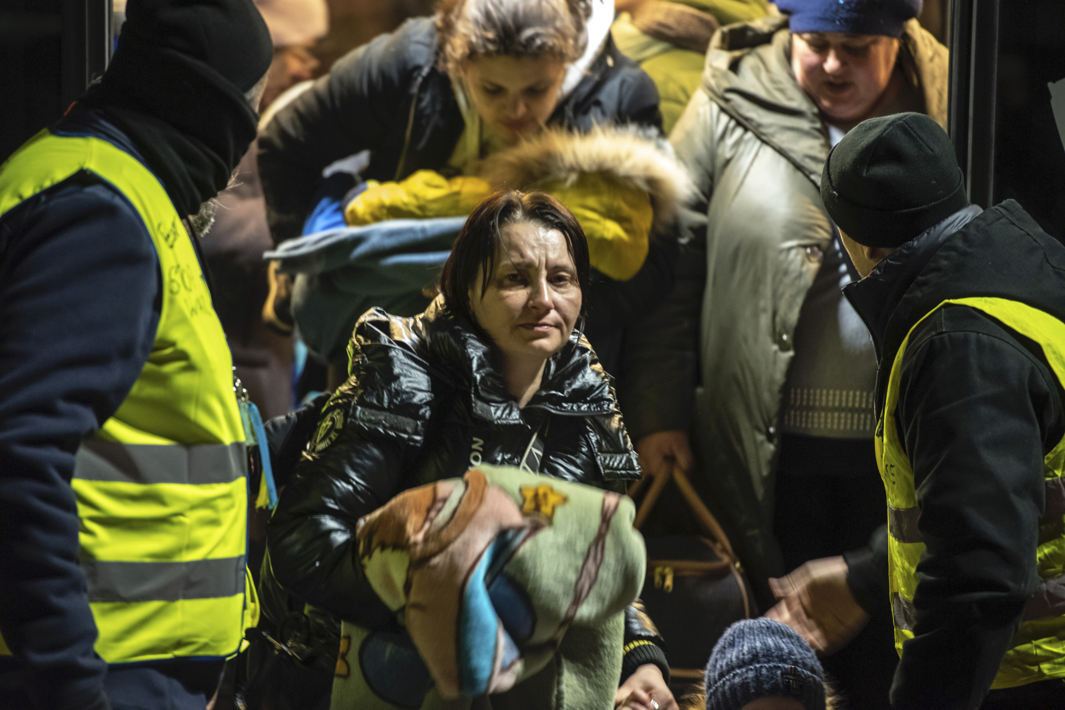 Ucrania anuncia tres corredores humanitarios para evacuar civiles