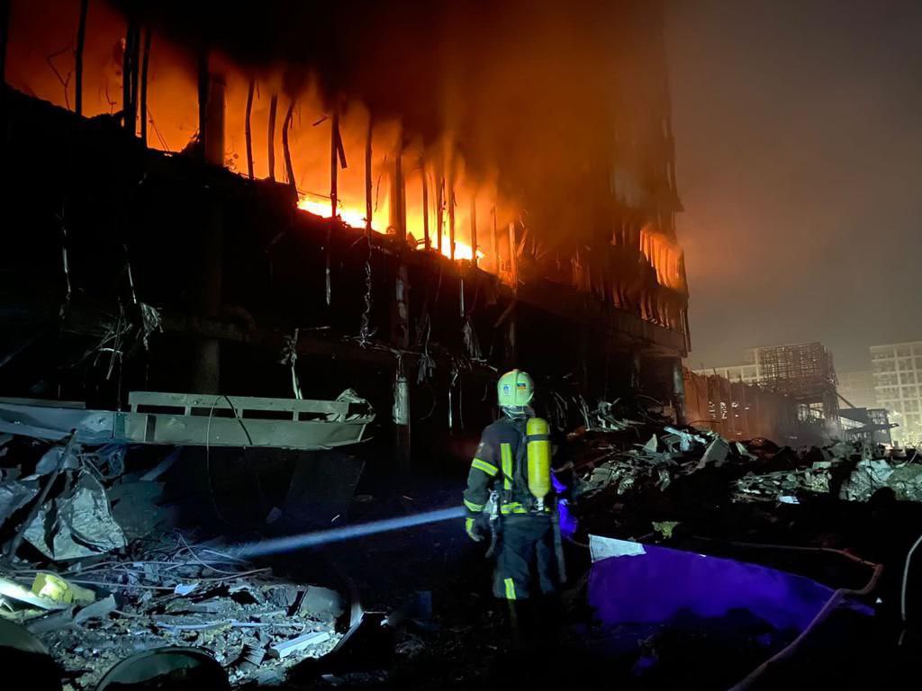 En VIDEO: Nuevo bombardeo ruso contra edificios residenciales de Kiev