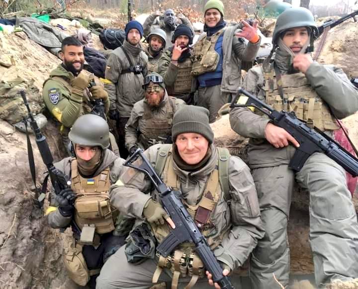 Brigadas internacionales con soldados de todo el mundo combaten en las trincheras de Ucrania (FOTO)