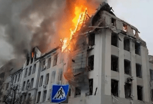 Impresionante: misiles rusos caen sobre zonas residenciales en Ucrania y ocasionan fuertes incendios (VIDEO)