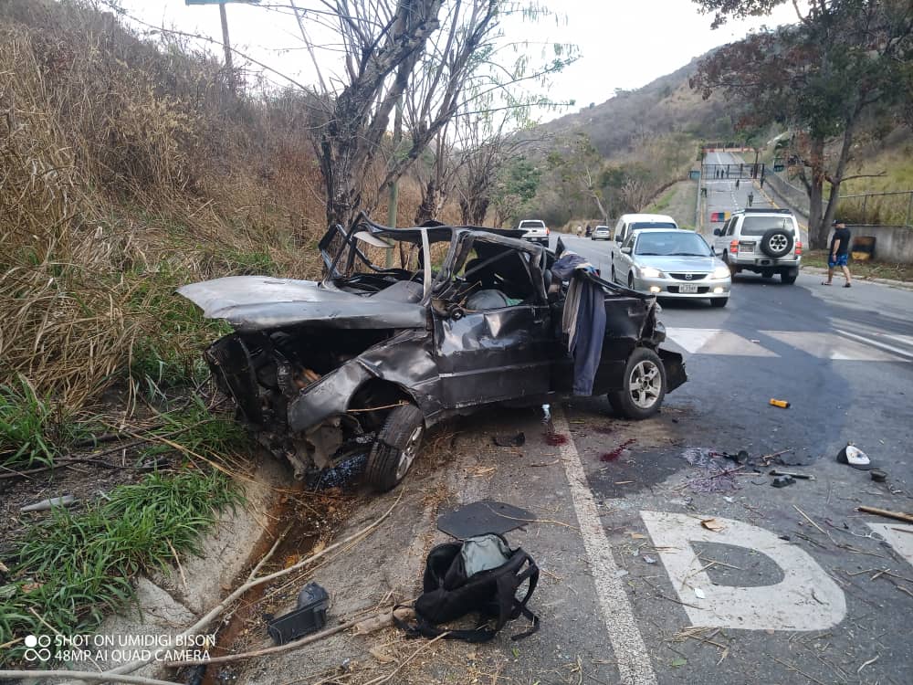 Vehículo de dos PoliCaracas perdió el control en la autopista Petare – Guarenas (Fotos)