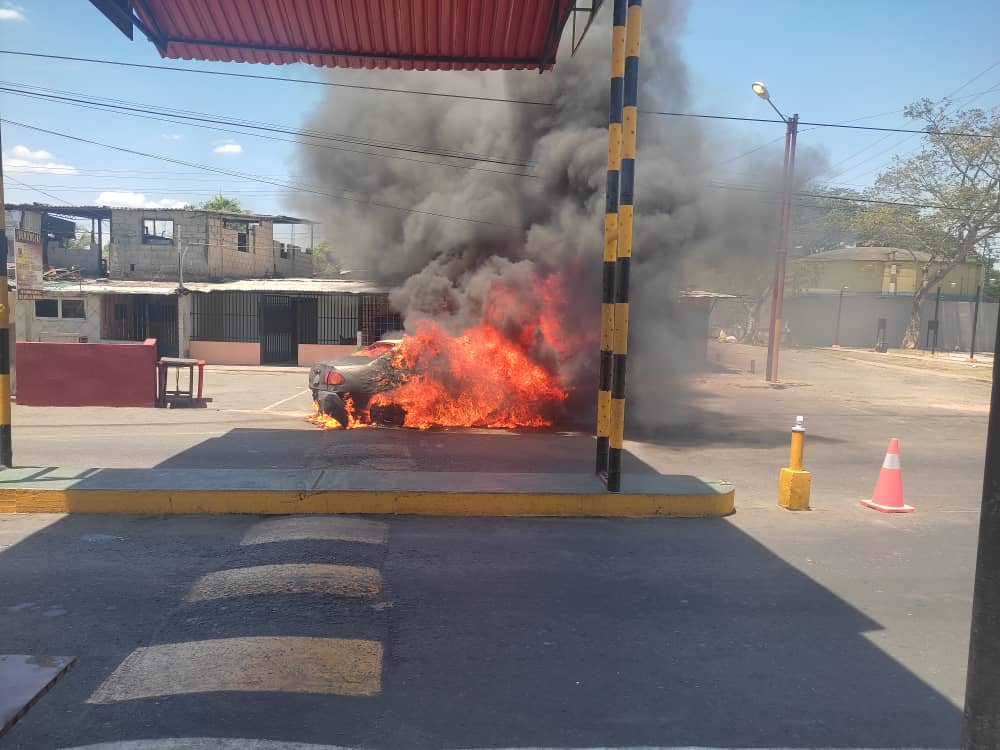Bote de gasolina provocó el pavoroso incendio de un vehículo en Apure (IMÁGENES)