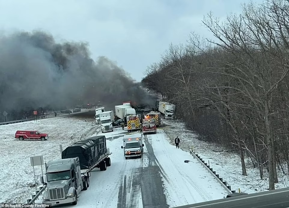 Múltiple choque con 20 vehículos en llamas dejó tres muertos en carretera interestatal de Pensilvania