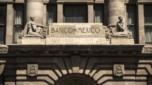 Banca mexicana reconoce que guerra en Ucrania reduce previsión de crecimiento