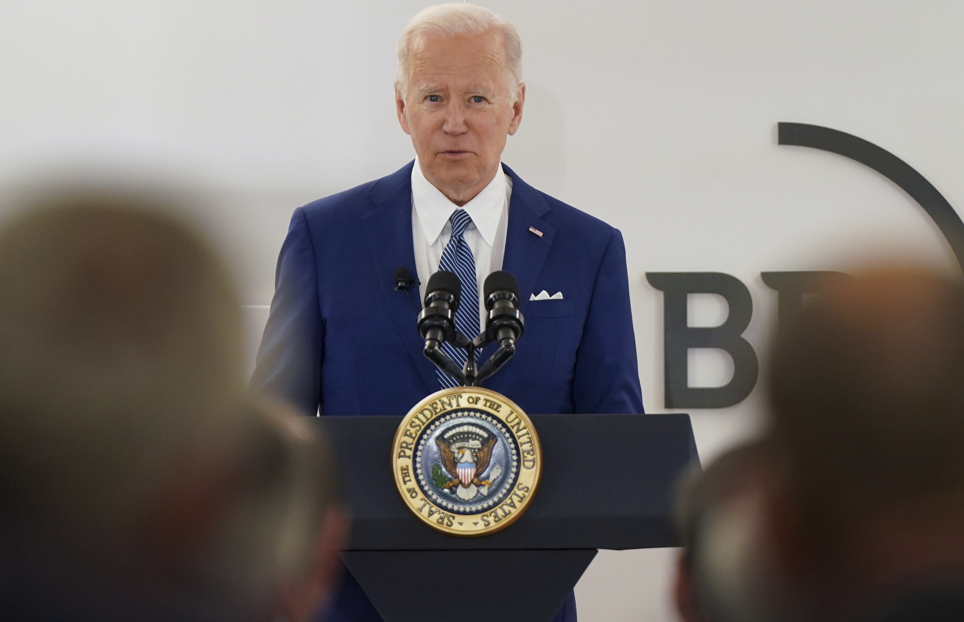 Critican el alza de presupuesto de Biden para agencias policiales migratorias