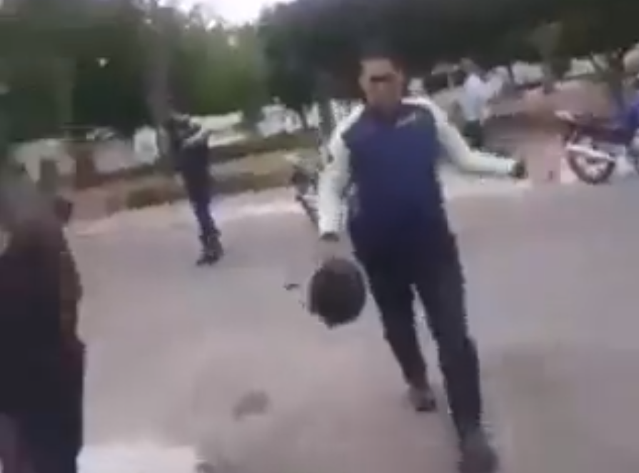Dos joyitas con uniforme le cayeron a “cascazos” en Cantaura por no tener cédula (VIDEO)