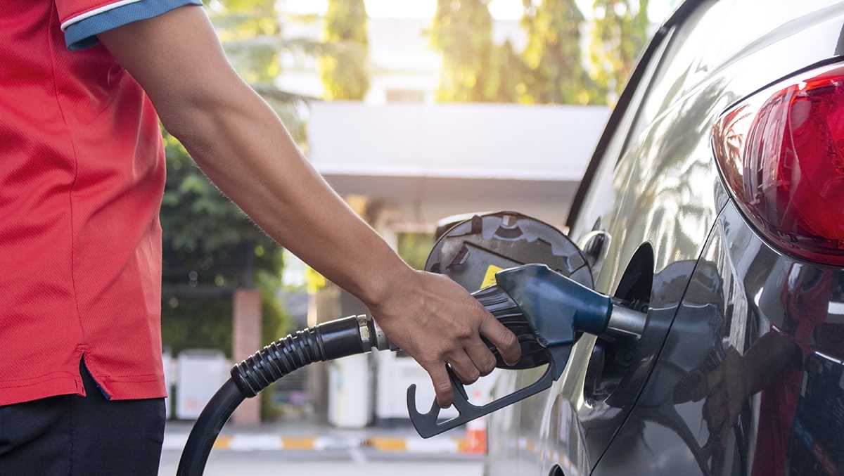 En medio de precios récords, legisladores de California plantearán reembolso de gasolina de 400 dólares