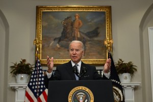 Biden recibió a sobrevivientes de tiroteos masivos en un evento que celebra la nueva ley de armas
