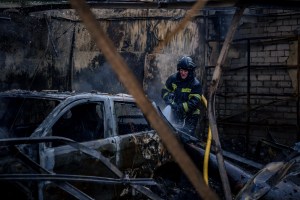 El agotador trabajo de los bomberos en la ciudad ucraniana de Járkov (FOTOS)