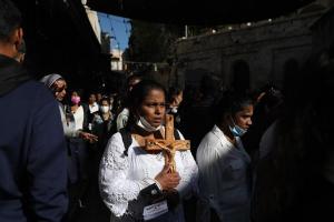 Tensión en Jerusalén: Mientras feligreses recorrían los pasos de Jesús, israelíes y palestinos se enfrentaban con armas