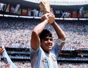 Emotivo homenaje a Diego Maradona y otras leyendas del fútbol durante el sorteo del Mundial de Qatar