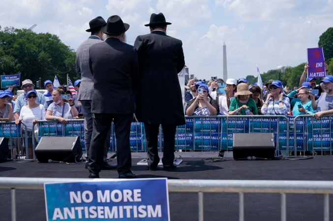Aumentó el antisemitismo en 2021: las teorías conspirativas y conflictos en países con poblaciones judías