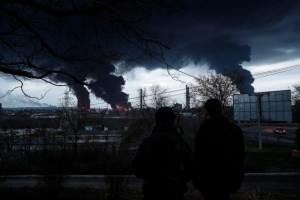 Continúan los ataques de Putin: Rusia bombardeó una refinería de petróleo en el este de Ucrania