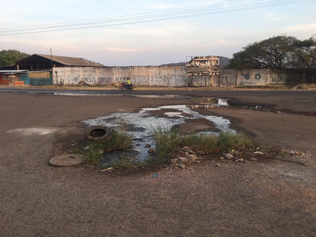 Colapso de cañerías tiene a los vecinos de Camoruco en Guárico viviendo entre las cloacas (FOTOS)