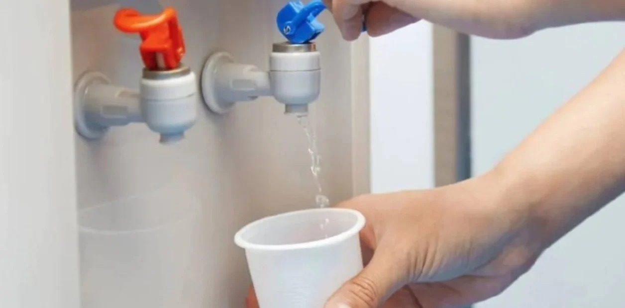 Un jefe obliga a sus empleados a pagar CINCO dólares al mes si quieren beber agua