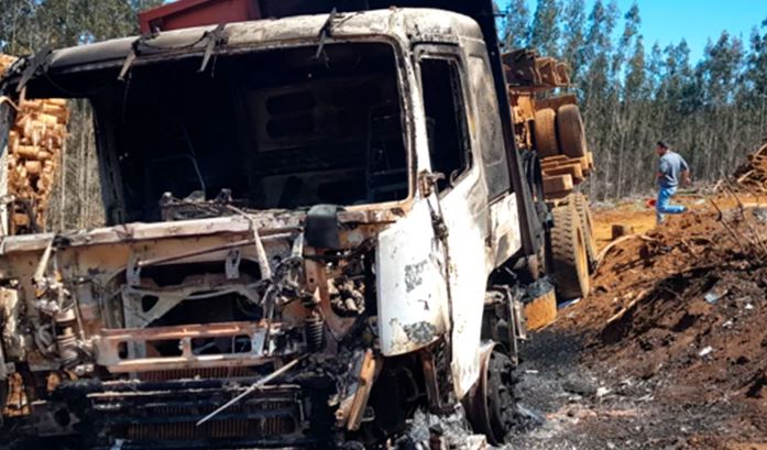Encapuchados incendiaron una veintena de vehículos en Chile (Video)