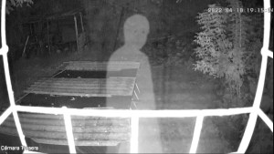 Familia desconcertada tras grabar a un fantasma en el fondo de su casa (VIDEO)