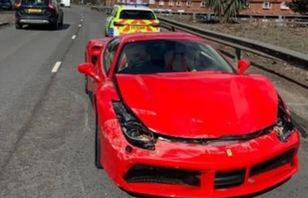 VIRAL: Se compró un Ferrari de 330.000 dólares, salió del concesionario y lo chocó a los tres kilómetros
