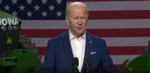 VIRAL: Ave traviesa dejó una pegajosa gracia en el traje de Biden (VIDEO)