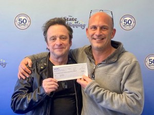 Ganó UN MILLÓN de dólares en la lotería y compartió el premio con un amigo por acto de nobleza