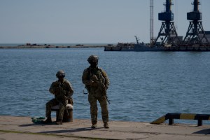 El puerto de Mariúpol vuelve a operar, pero bajo el control de las fuerzas de Putin