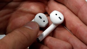 “Le rompieron los tímpanos”: Demandan a Apple por lesiones que causaron Airpods en un niño de EEUU