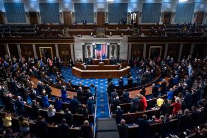 Senado de EEUU aprobó 40 millardos de dólares en ayuda para Ucrania