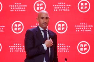 Fiscalía española abre investigación contra Luis Rubiales, máxima autoridad del fútbol ibérico