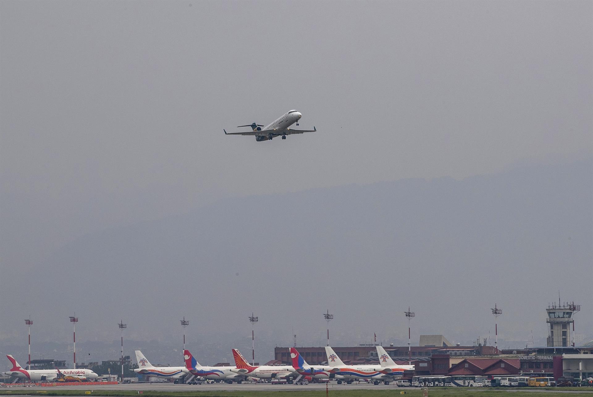 Equipos de rescate encuentran 14 cadáveres del avión accidentado en Nepal